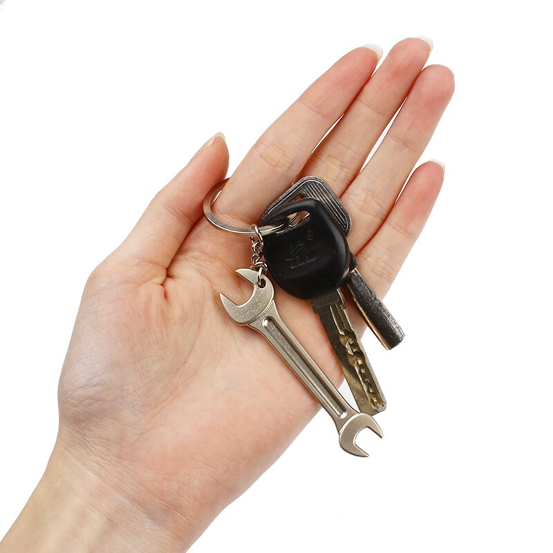 FORAUTO - Llavero con llave inglesa de acero inoxidable para coche, llavero de simulación de alta calidad, herramientas novedosas