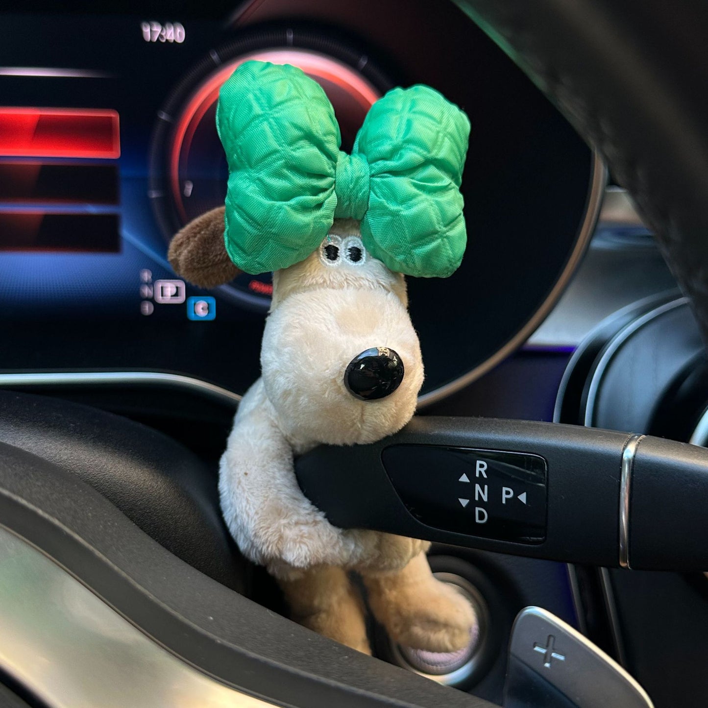 Pequeños adornos para coche, lindo perro de peluche con forma de cabeza, decoración sentimental para el interior del coche.